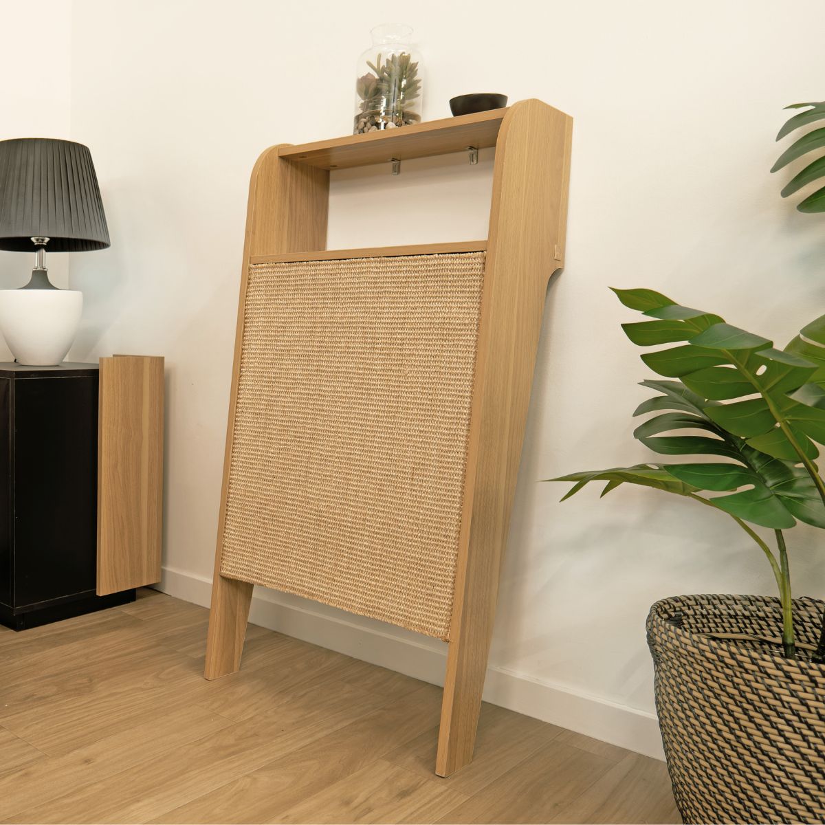 Wesley Scratching Post